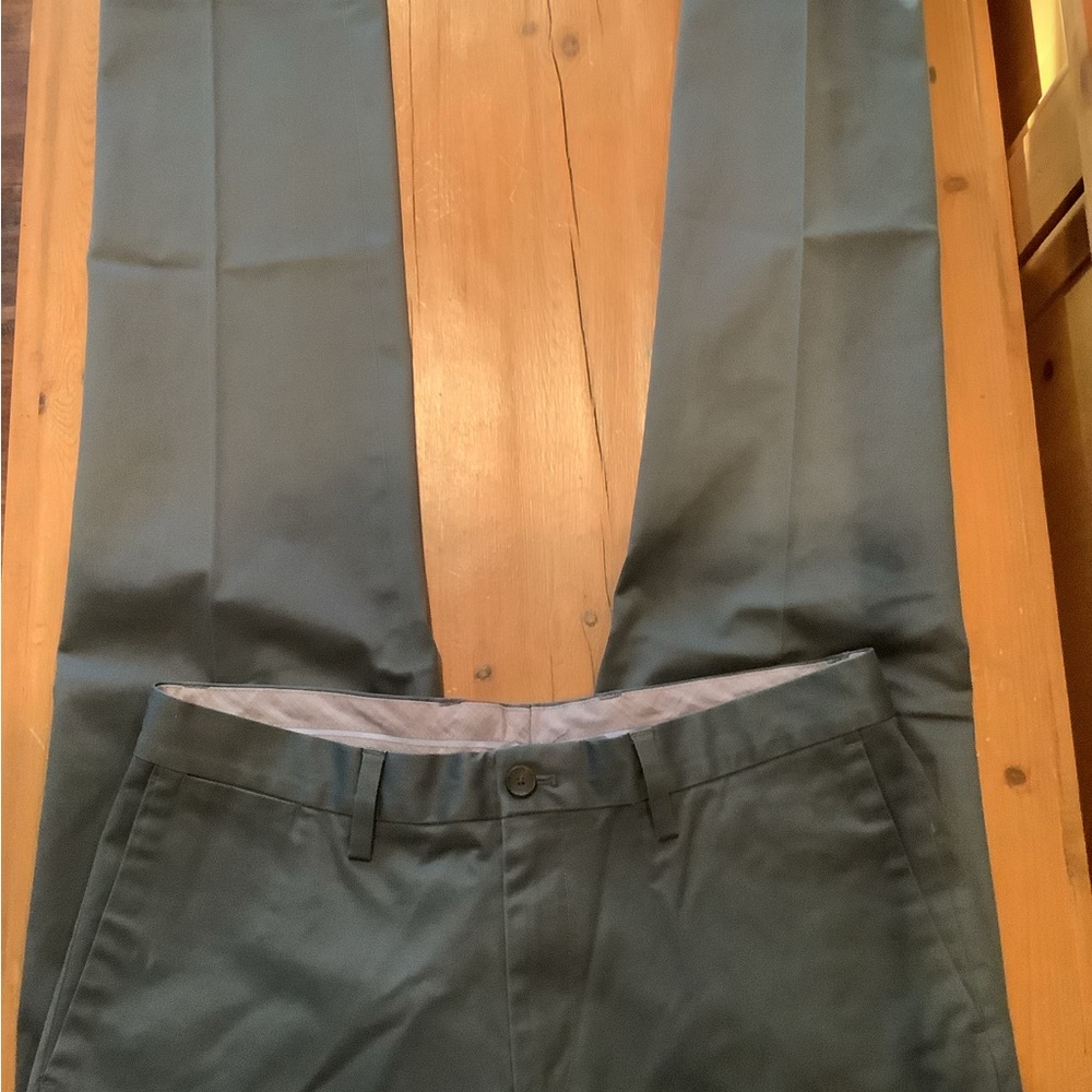 BUTTONED DOWN, MENS DARK GRAY DRESS PANTS. 34 W x 32L. LIKE NEW. SLIM FIT.